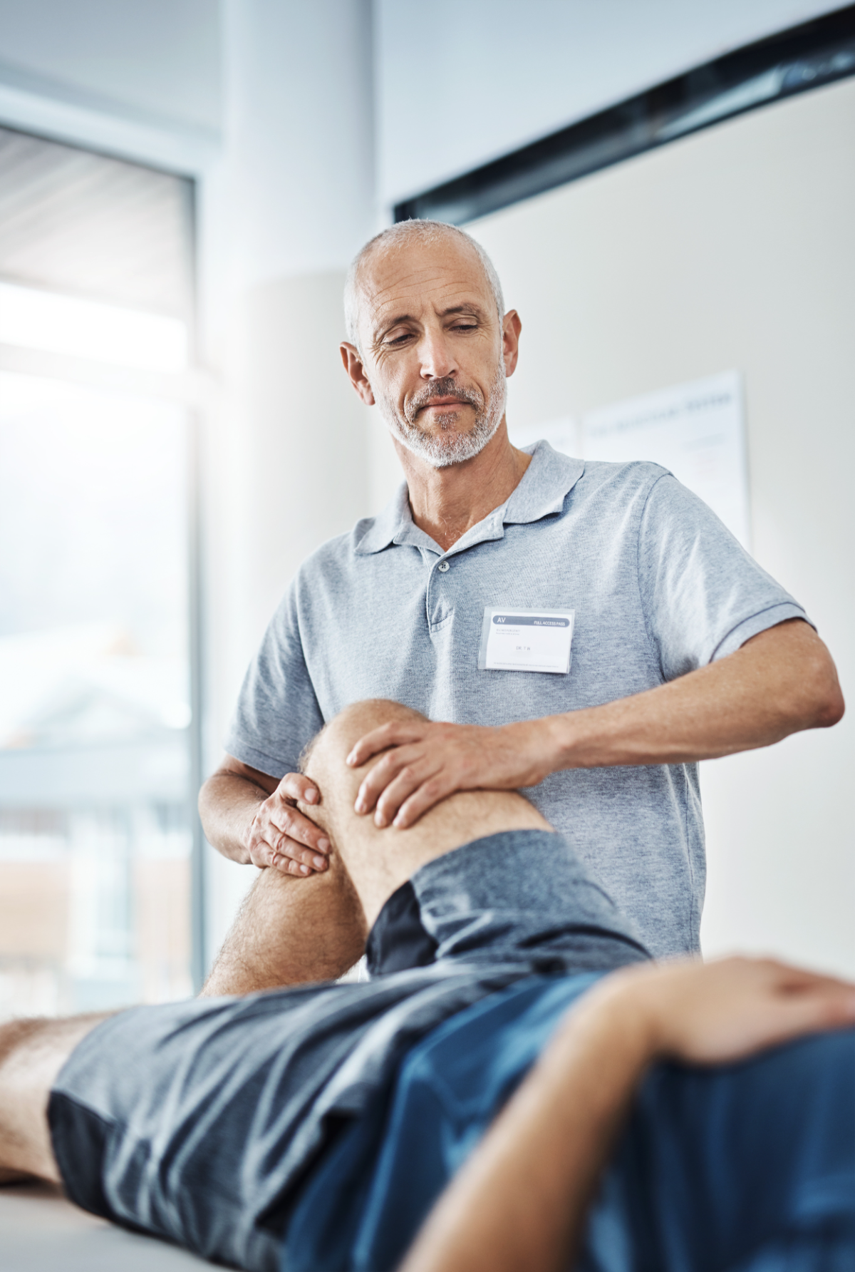 Fysiotherapeut behandelt de knie van een patiënt