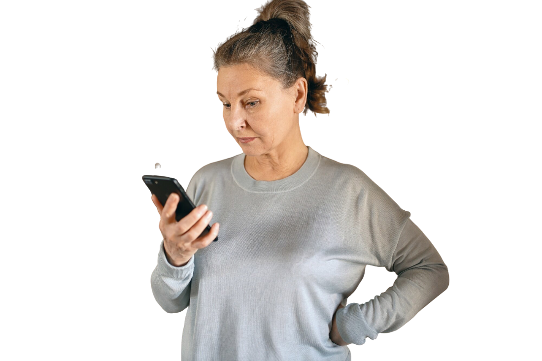 Klant leest een SMS-herinnering op haar telefoon